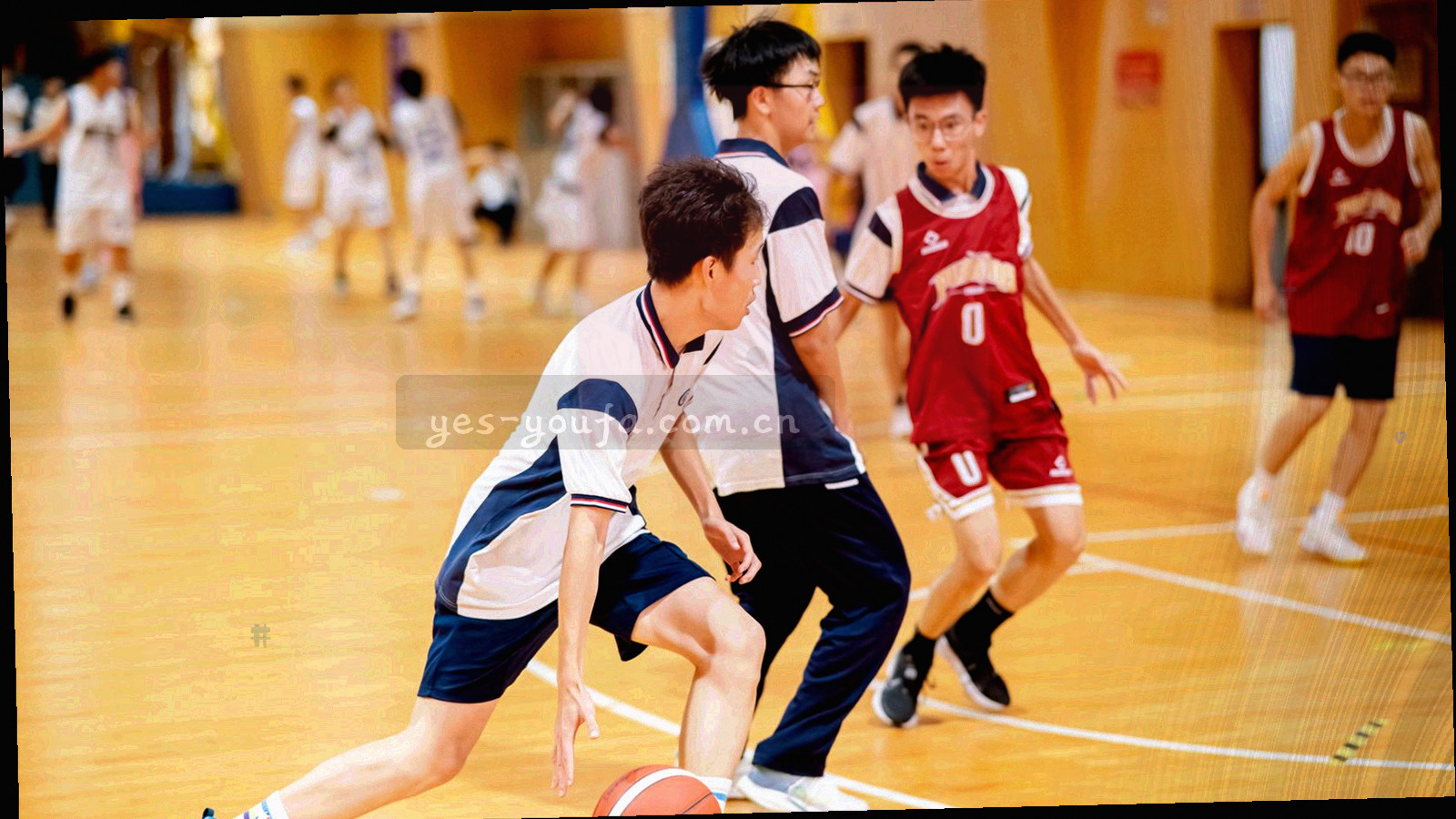夜间山脊上的信号塔仰拍，塔顶拉出信号橙脉冲光带，背景是深空蓝夜空与淡青色电波
